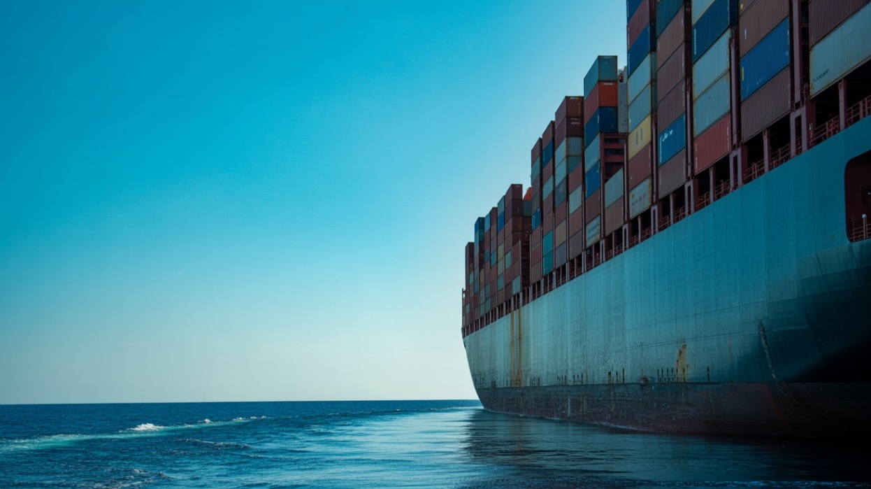 Avantajele transportului naval pentru volume mari de mărfuri (imagine care surprinde dintr-un unghi jos o nava de marfuri)