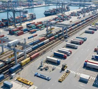 Terminal logistic multimodal cu containere transferate intre diferite moduri de transport