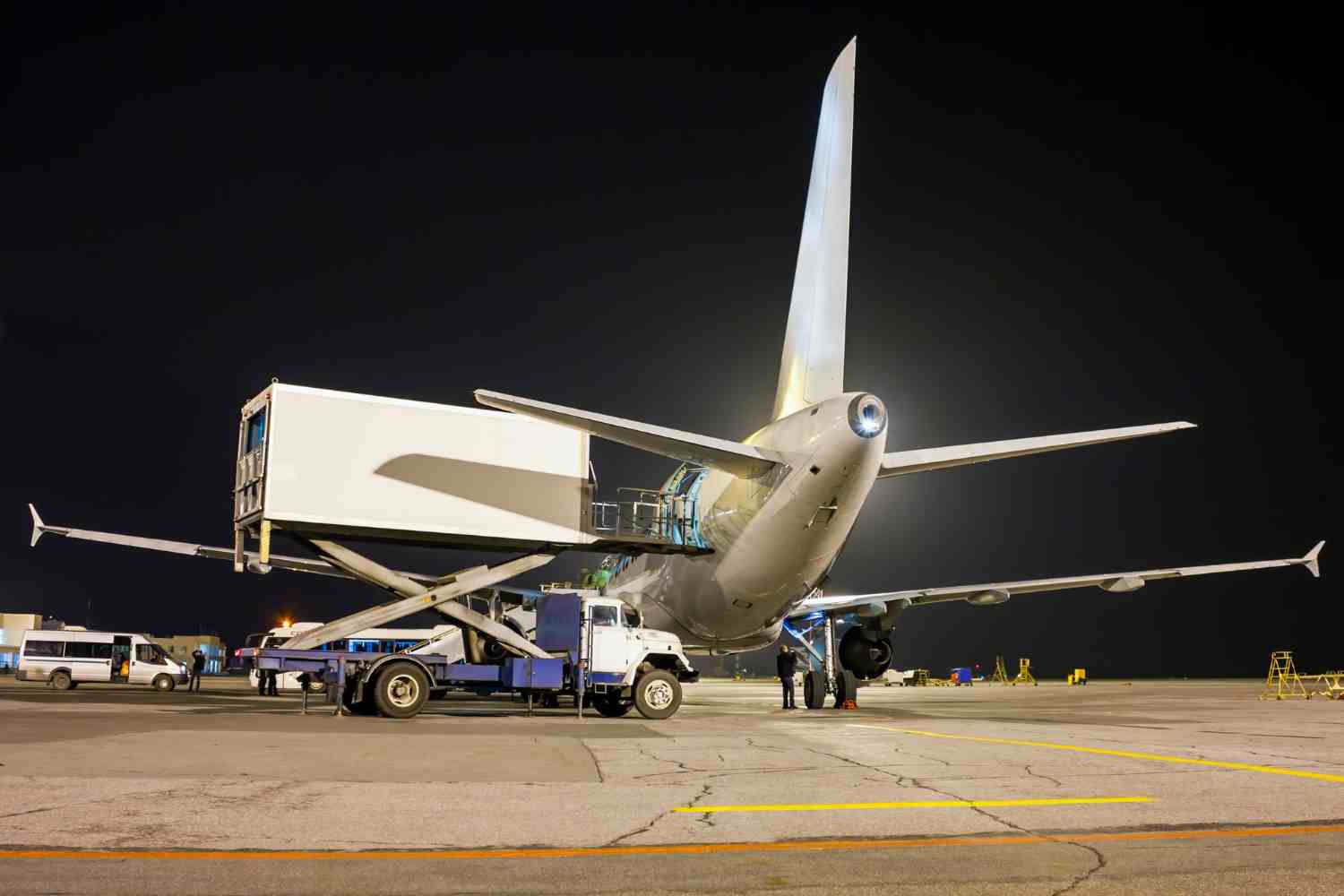 5. casa de expeditii - avion